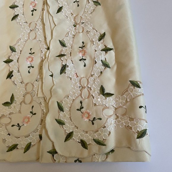 Floral embroidered table cloth - Picture 7 of 12